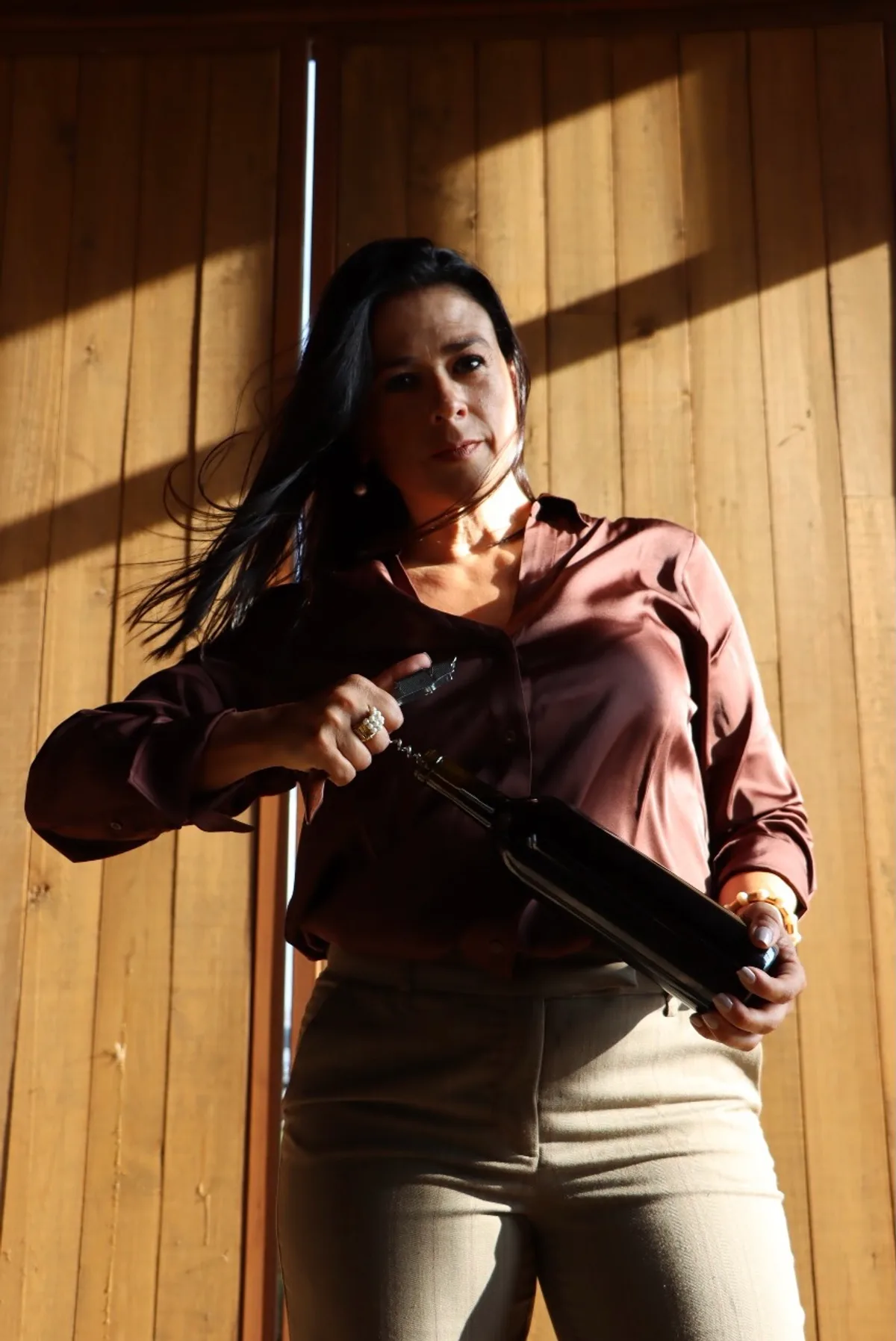 Mary López descorchando